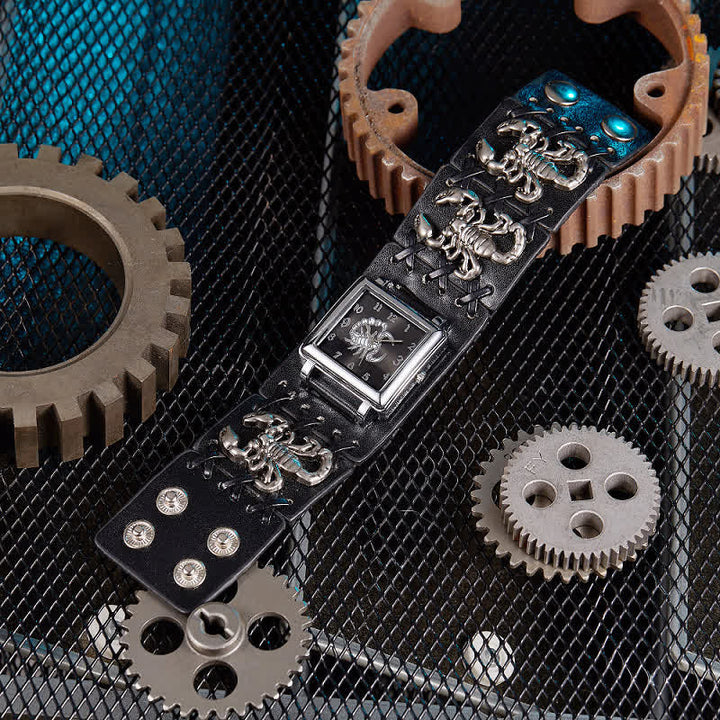 Herrenuhr mit Totenkopf-Nieten, schwarzes Lederarmband