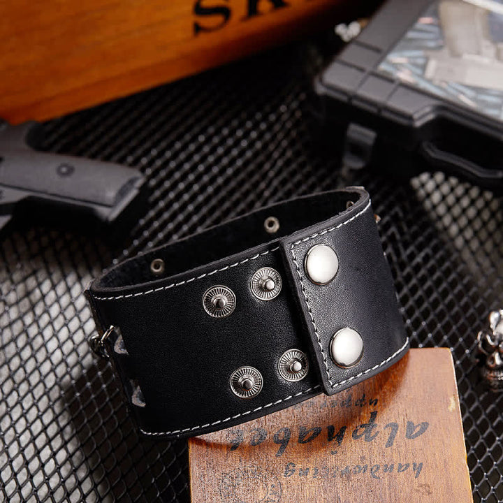Herrenuhr mit Totenkopf-Nieten, schwarzes Lederarmband