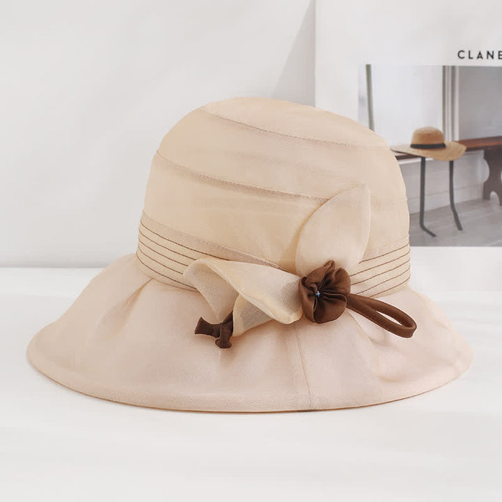 Breiter dekorativer Blumenhut aus echter Seide für Damen im Sommerkleid