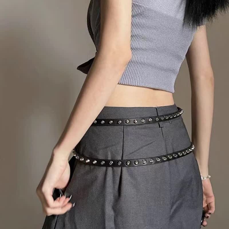 Schwarzer, extra langer, doppellagiger, lässiger Punk-Nieten-Ledergürtel für Damen