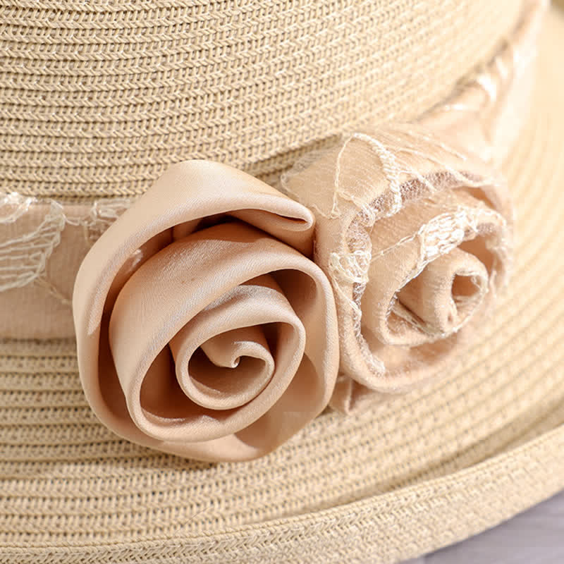 Damen Sommer Strohhut mit doppelten Blumen und Netzgaze und Rollkrempe