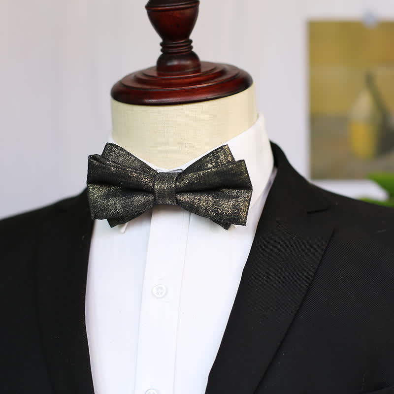 Schwarze Fliege für Herren mit dezenten goldenen glitzernden Details