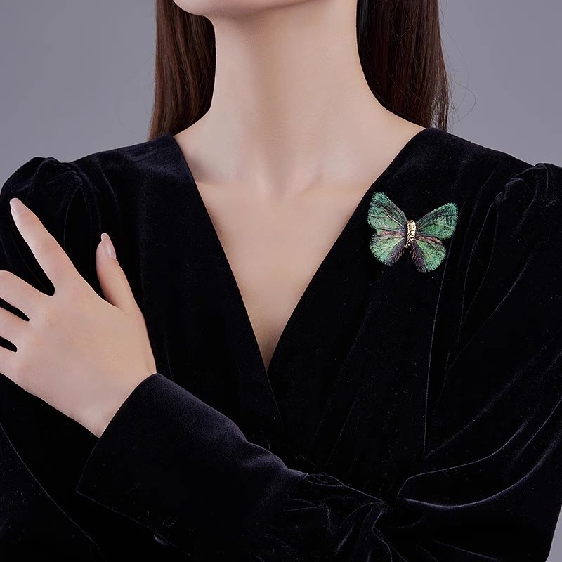 Damen Brosche mit Schmetterlings- und Farbverlaufsstickerei im Retro-Stil