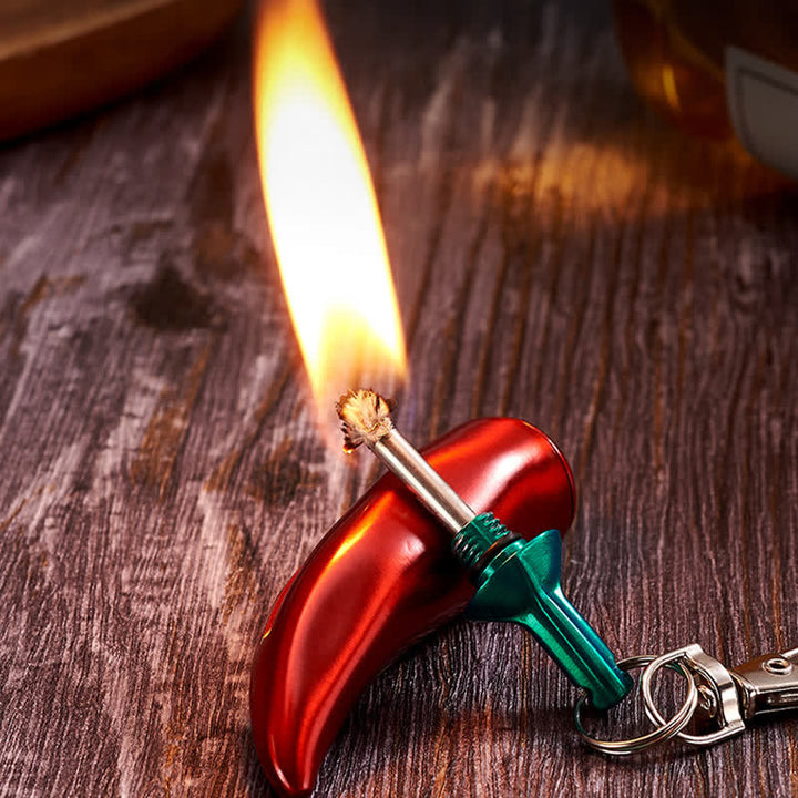 Neuartiges Kerosinfeuerzeug in Chili-Form mit permanentem Streichholz als Schlüsselanhänger