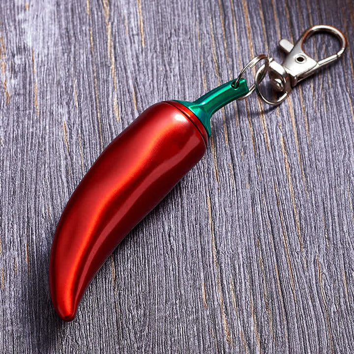 Neuartiges Kerosinfeuerzeug in Chili-Form mit permanentem Streichholz als Schlüsselanhänger