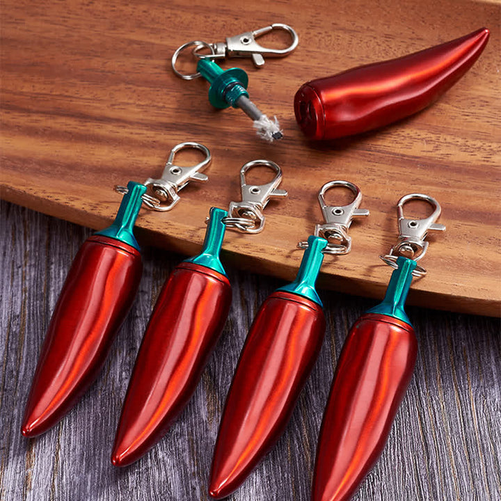 Neuartiges Kerosinfeuerzeug in Chili-Form mit permanentem Streichholz als Schlüsselanhänger
