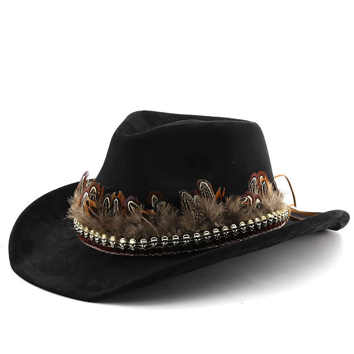 Cowboyhut aus Wildleder mit dekorativem Federband und ethnischem Muster
