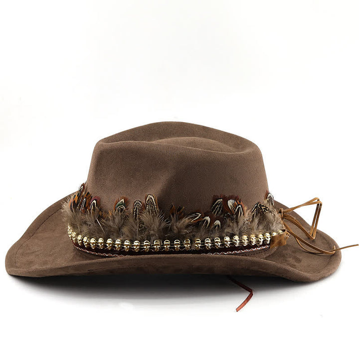 Cowboyhut aus Wildleder mit dekorativem Federband und ethnischem Muster