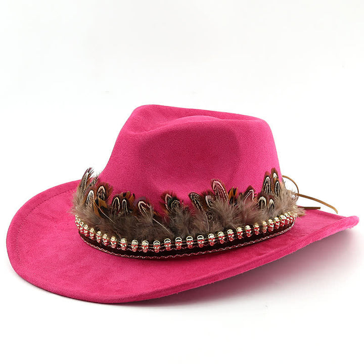 Cowboyhut aus Wildleder mit dekorativem Federband und ethnischem Muster
