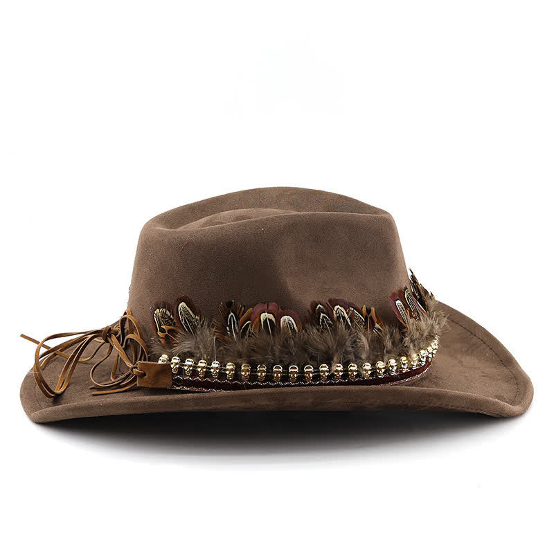 Cowboyhut aus Wildleder mit dekorativem Federband und ethnischem Muster