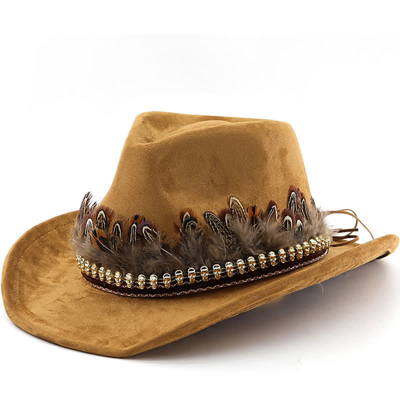 Cowboyhut aus Wildleder mit dekorativem Federband und ethnischem Muster