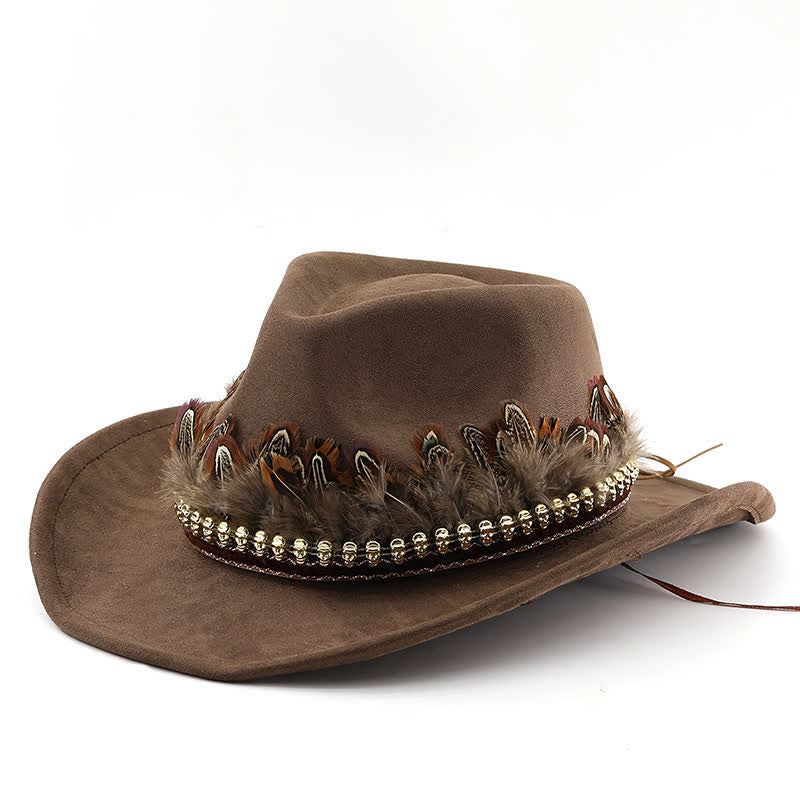 Cowboyhut aus Wildleder mit dekorativem Federband und ethnischem Muster
