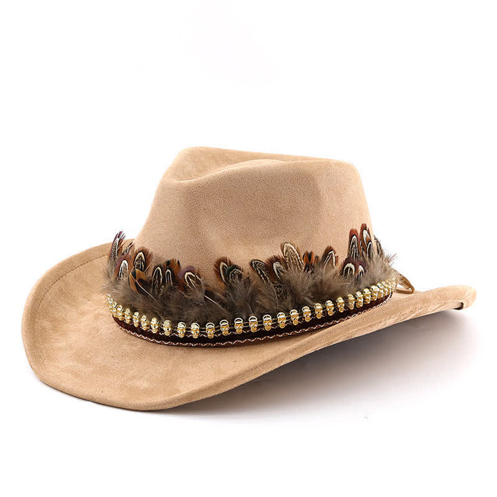 Cowboyhut aus Wildleder mit dekorativem Federband und ethnischem Muster