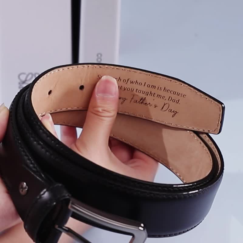 Einfacher, personalisierter Ledergürtel mit gravierter Spitze