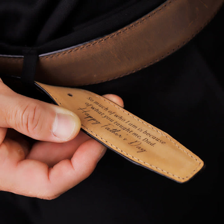 Einfacher, personalisierter Ledergürtel mit gravierter Spitze
