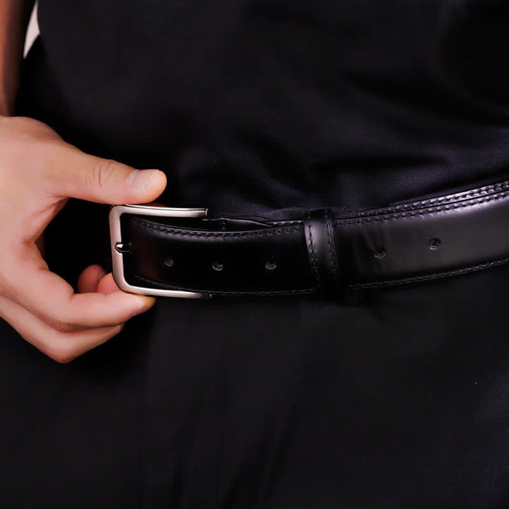 Einfacher, personalisierter Ledergürtel mit gravierter Spitze