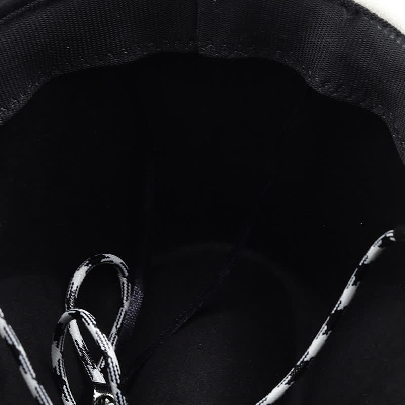 Cowboyhut aus Wildlederimitat mit kontrastierendem, schwarz-weißem Nietenband