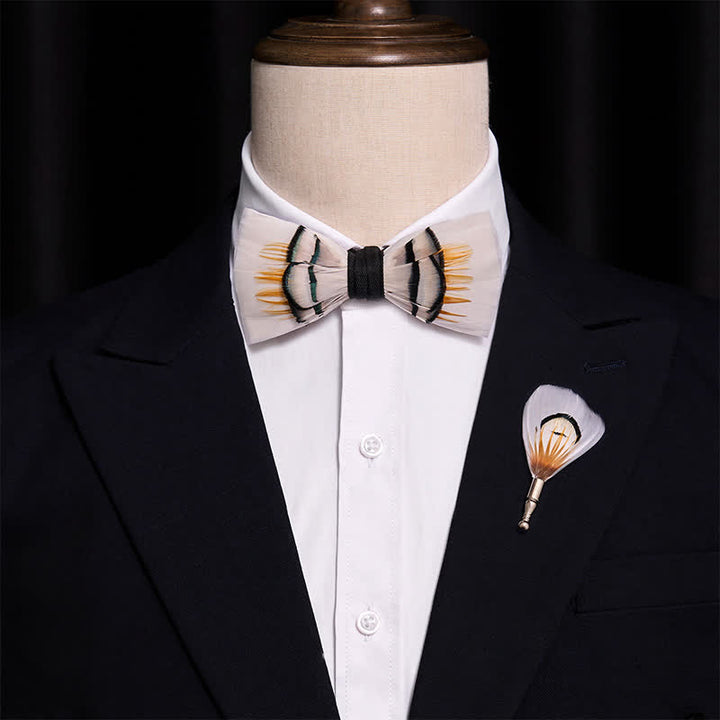 Beige elegante Federfliege mit Reversnadel