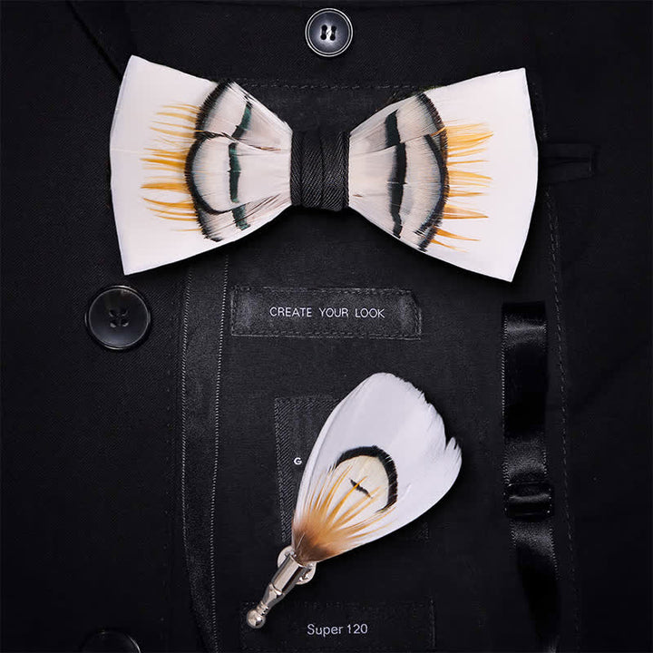 Beige elegante Federfliege mit Reversnadel