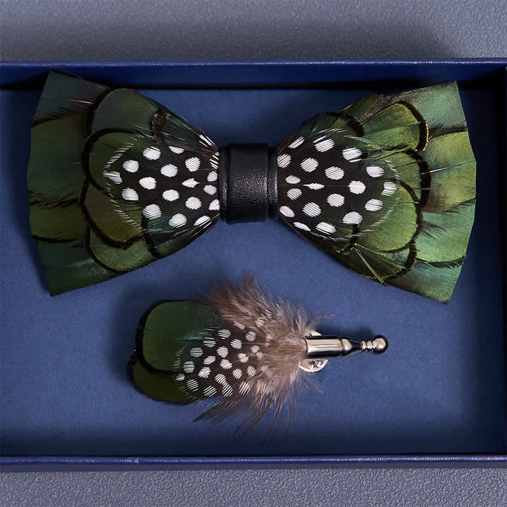 Chic Dunkelgrüne Federfliege mit Reversnadel - image 3