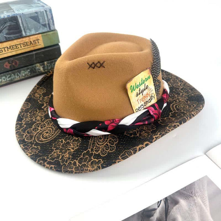 Zweifarbiger Cowboyhut mit Gänseblümchen-Federdekor und ethnischem Riemen