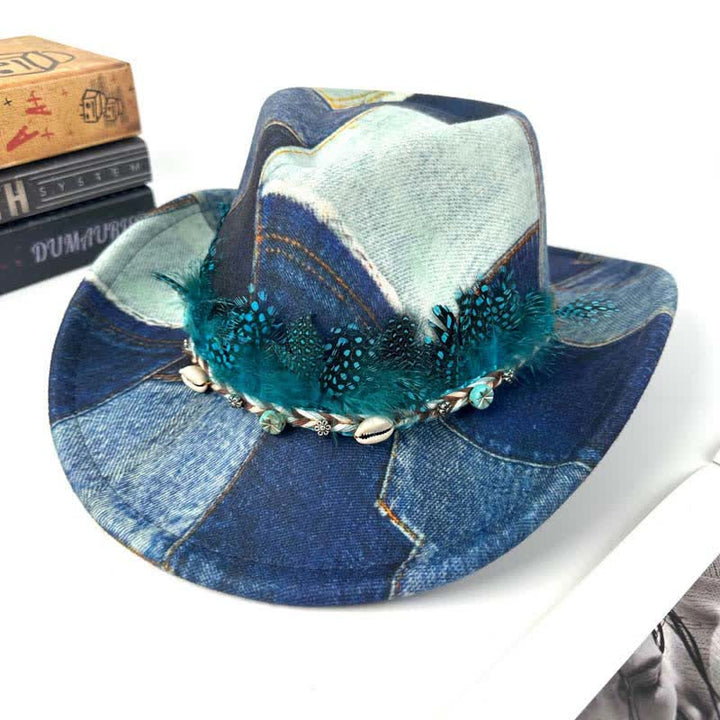 Cowboyhut aus Denim mit grünen Federn im Colorblocking-Design