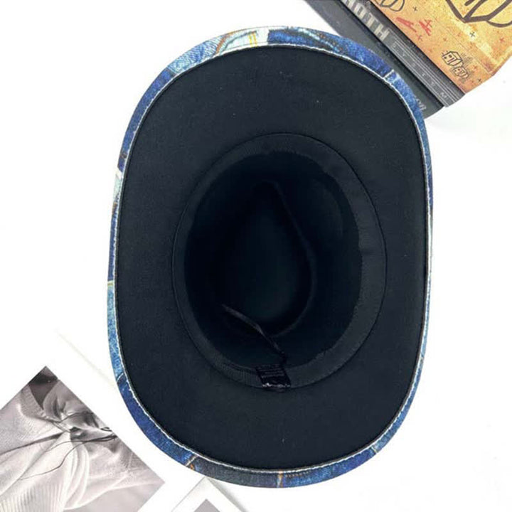 Cowboyhut aus Denim mit grünen Federn im Colorblocking-Design
