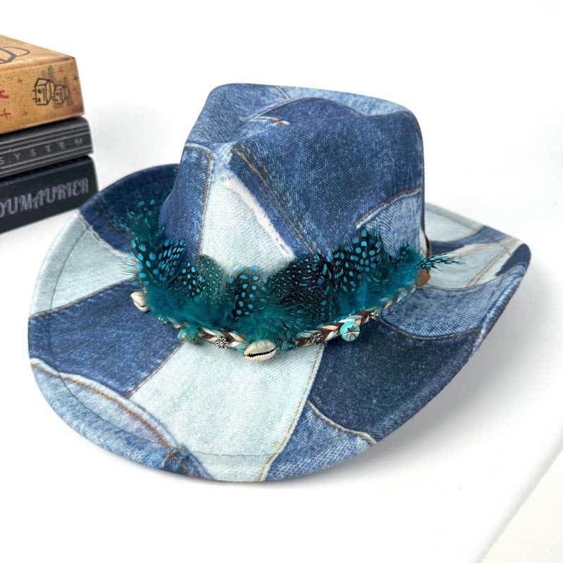 Cowboyhut aus Denim mit grünen Federn im Colorblocking-Design