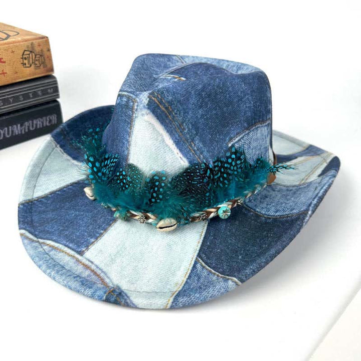 Cowboyhut aus Denim mit grünen Federn im Colorblocking-Design