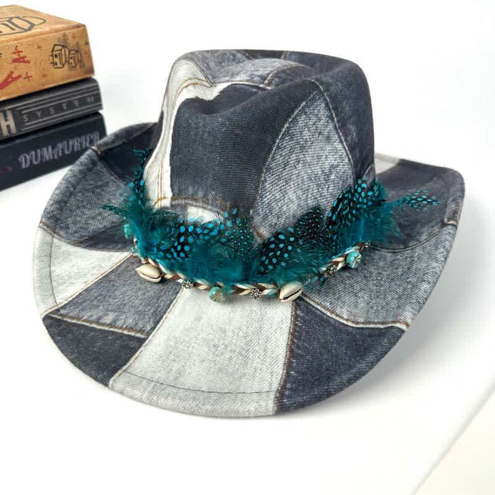 Cowboyhut aus Denim mit grünen Federn im Colorblocking-Design