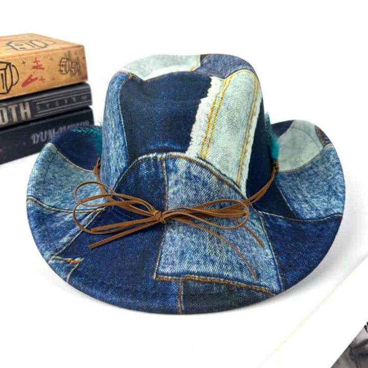 Cowboyhut aus Denim mit grünen Federn im Colorblocking-Design