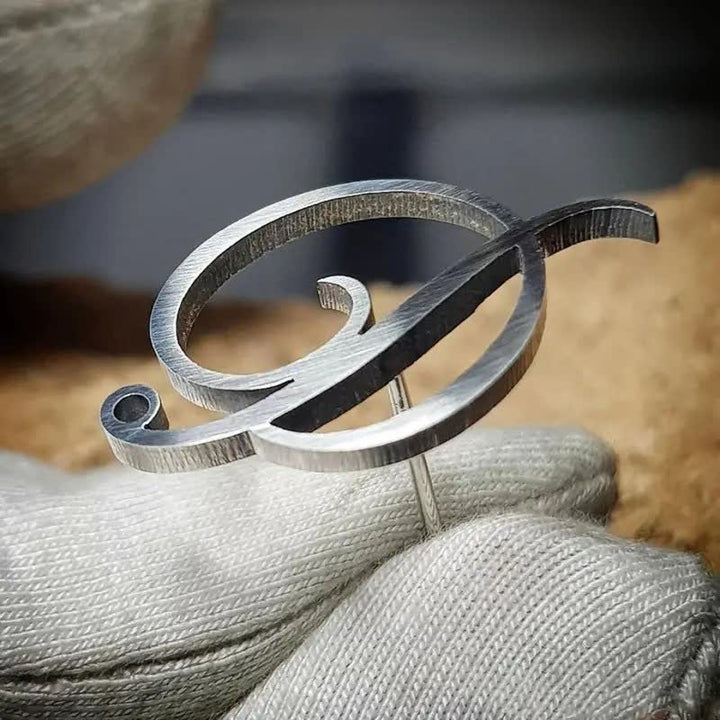 Stilvolle individuelle Initialen-Brosche mit Kette