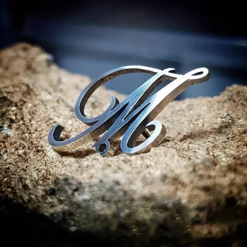 Stilvolle individuelle Initialen-Brosche mit Kette