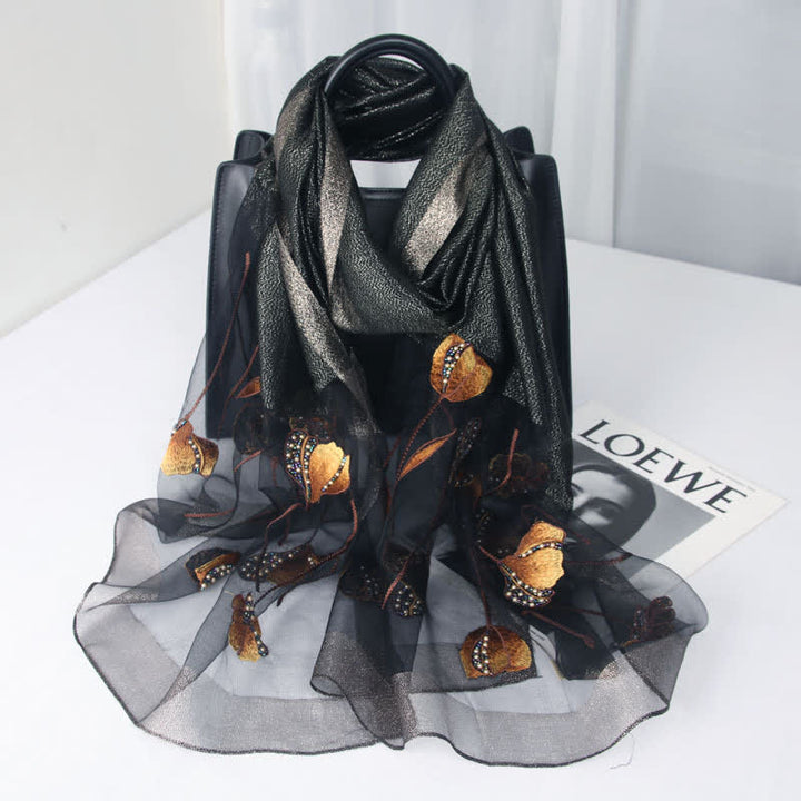 Damenschal aus Wolle und Seide mit handbestickten Perlen und Blumenmuster
