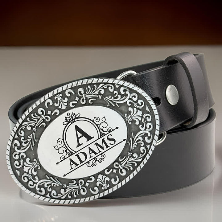 Runder Ledergürtel mit individuell graviertem Namen und Monogramm