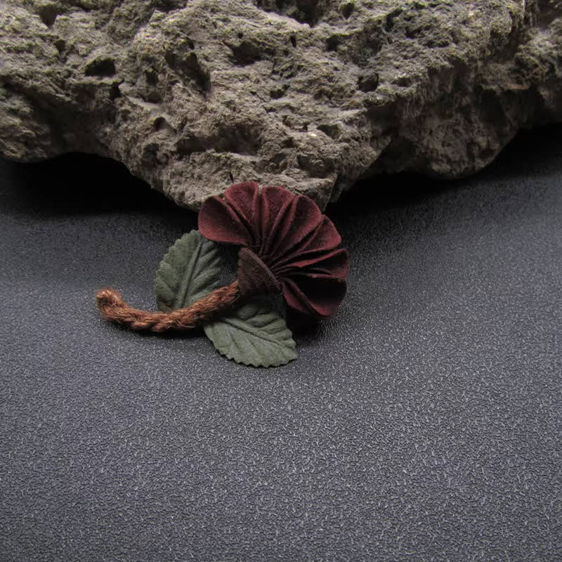 Hochzeit Burgunderrote, zerknitterte Blumenbrosche aus Stoff im Originaldesign