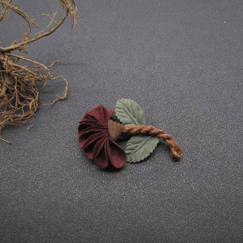 Hochzeit Burgunderrote, zerknitterte Blumenbrosche aus Stoff im Originaldesign