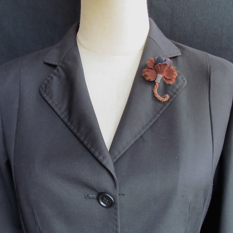 Kastanienfarbene Hochzeitsbrosche mit originellem Blumenmuster