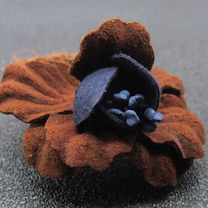 Kastanienfarbene Hochzeitsbrosche mit originellem Blumenmuster