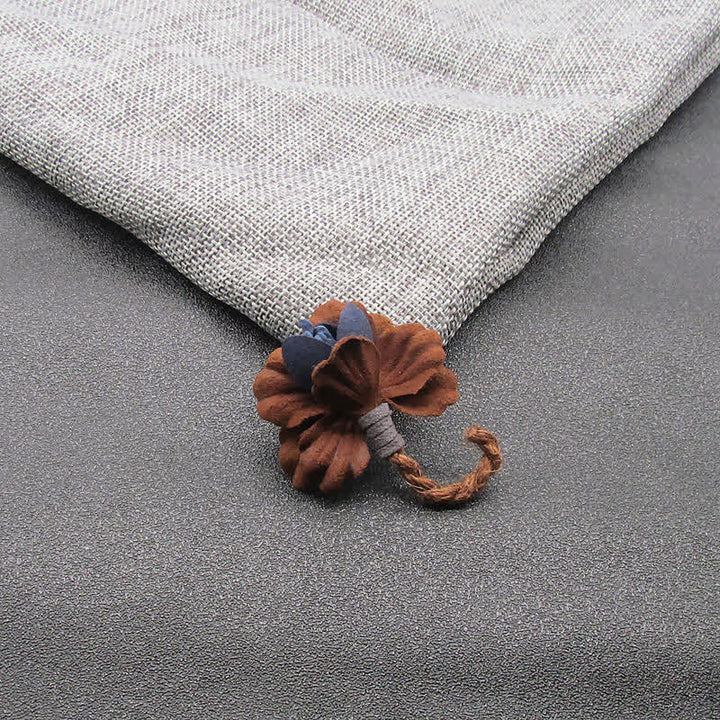 Kastanienfarbene Hochzeitsbrosche mit originellem Blumenmuster