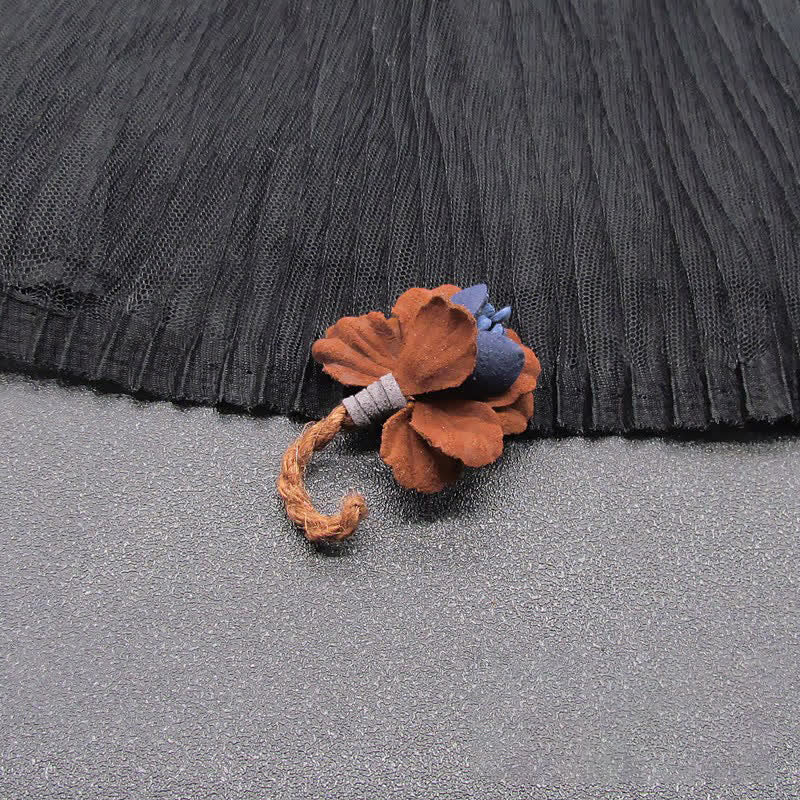 Kastanienfarbene Hochzeitsbrosche mit originellem Blumenmuster
