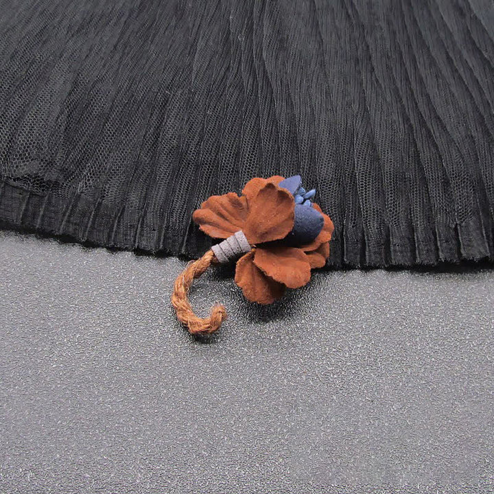 Kastanienfarbene Hochzeitsbrosche mit originellem Blumenmuster