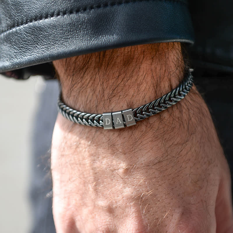 Personalisiertes Perlenarmband mit Nachnamen „Daddy“ aus Edelstahl