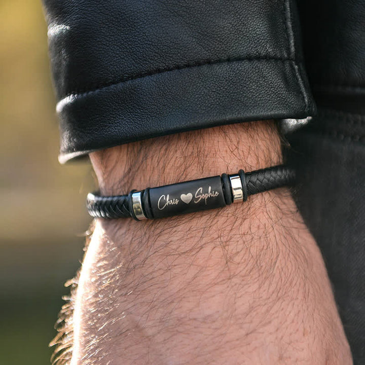 Geschenkidee zum Jahrestag. Personalisiertes Namensarmband aus PU-Leder