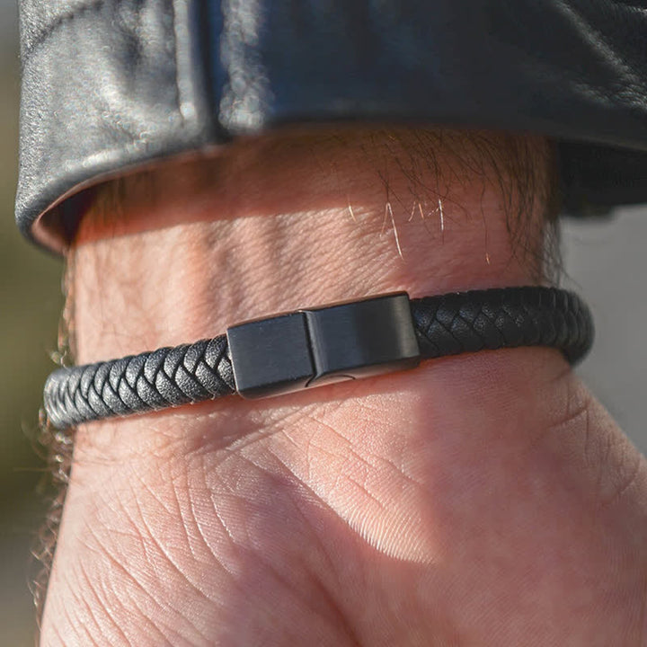Geschenkidee zum Jahrestag. Personalisiertes Namensarmband aus PU-Leder