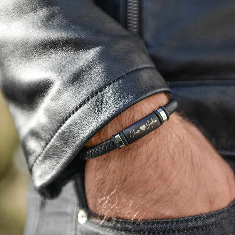 Geschenkidee zum Jahrestag. Personalisiertes Namensarmband aus PU-Leder