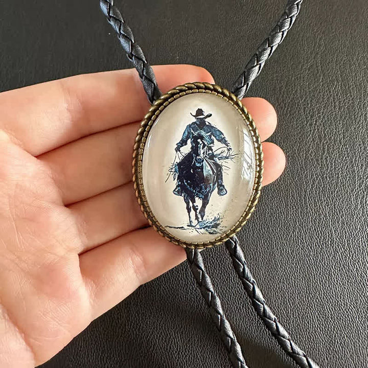 Bolotie aus geflochtenem Leder mit Anhänger „Cowboy Riding Scene“