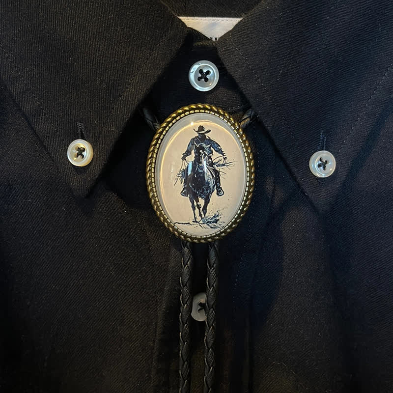 Bolotie aus geflochtenem Leder mit Anhänger „Cowboy Riding Scene“