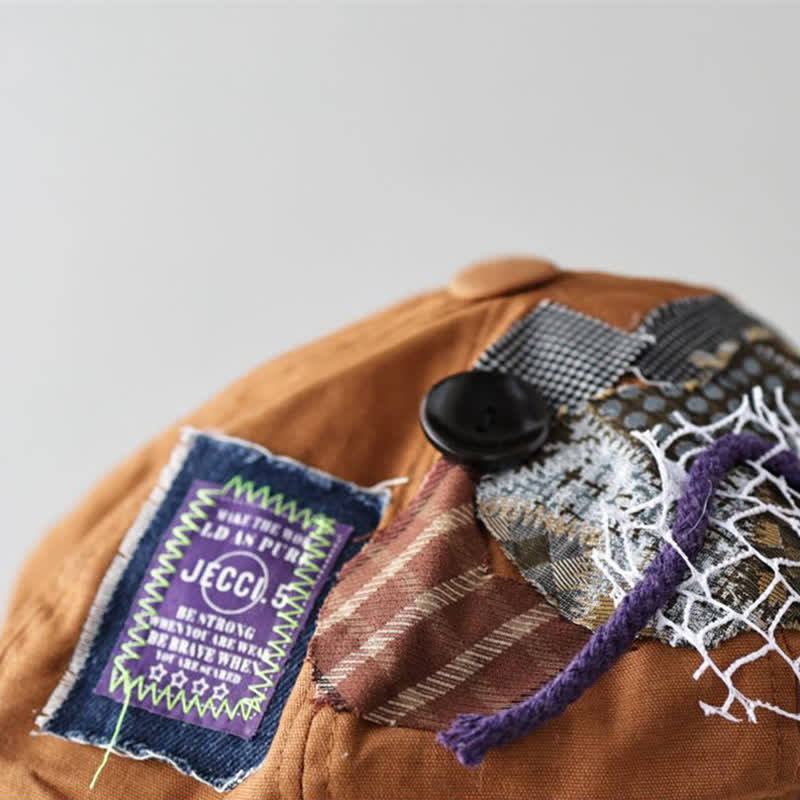 Karamellfarbene Baskenmütze im Streetstyle aus Stoff mit Patchwork-Knopf