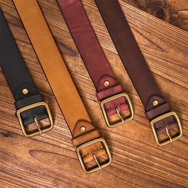 Schlichter, schicker Vintage-Ledergürtel mit quadratischer Messingschnalle